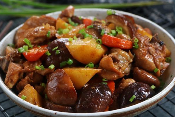 胡萝卜香菇土豆炖鸡腿，少不了大豆油的辅助